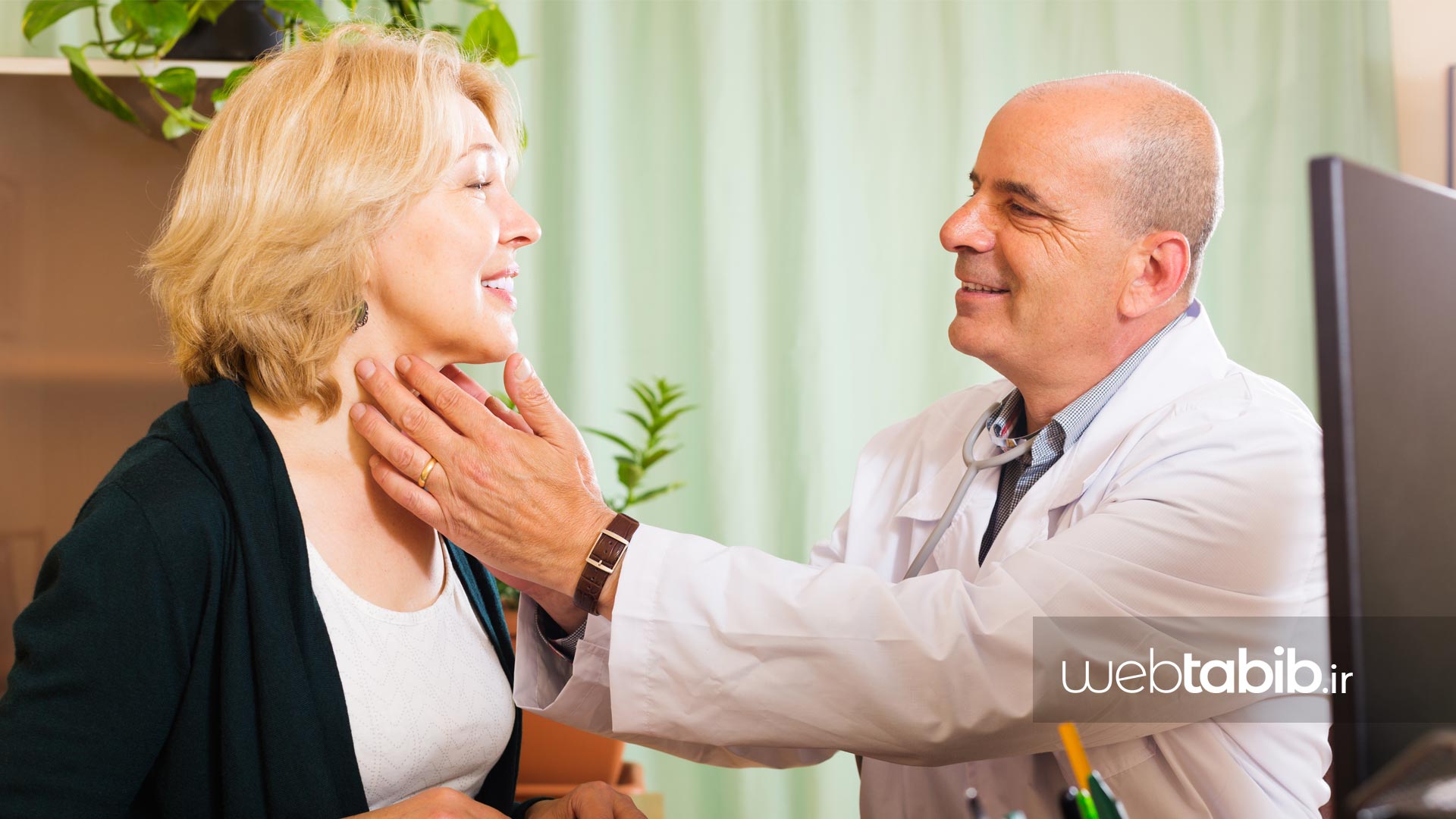 پزشک درحال معاینه تیروئيد در بیمار