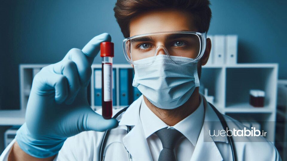 مرد آزمایشگاه که نمونه خون برای آزمایش آنتی بادی ضد تیروگلوبولین نشان می‌دهد
